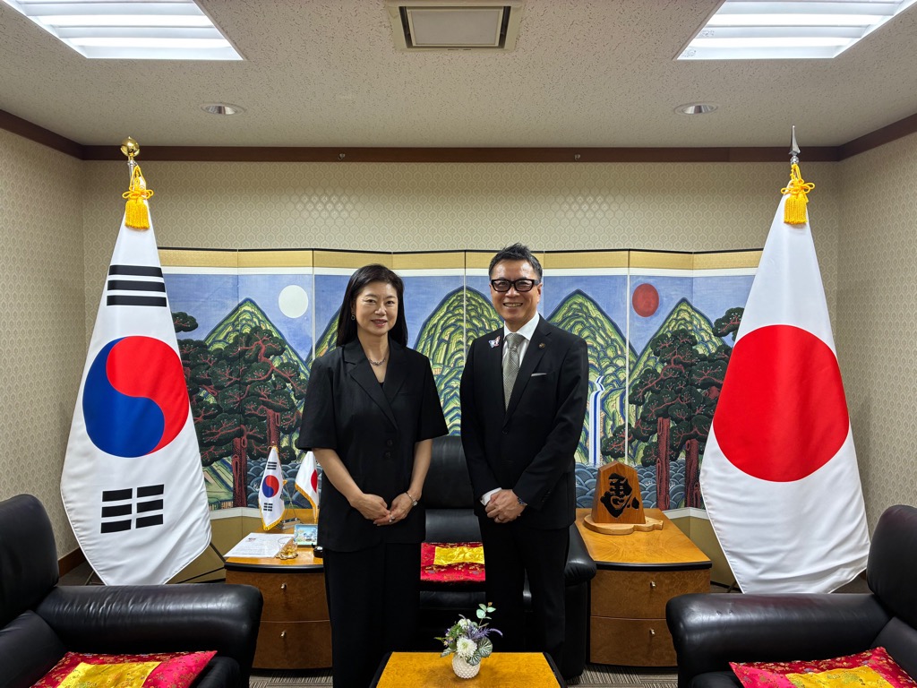 20260814_写真左から鄭美愛（ジョン・ミエ）総領事、近藤市長