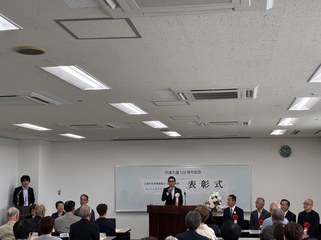 日進展表彰式で挨拶をする近藤市長