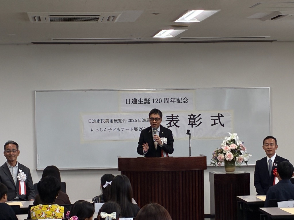 にっしん子どもアート展表彰式で挨拶をする近藤市長