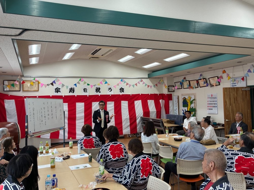 傘寿の会で挨拶をする近藤市長