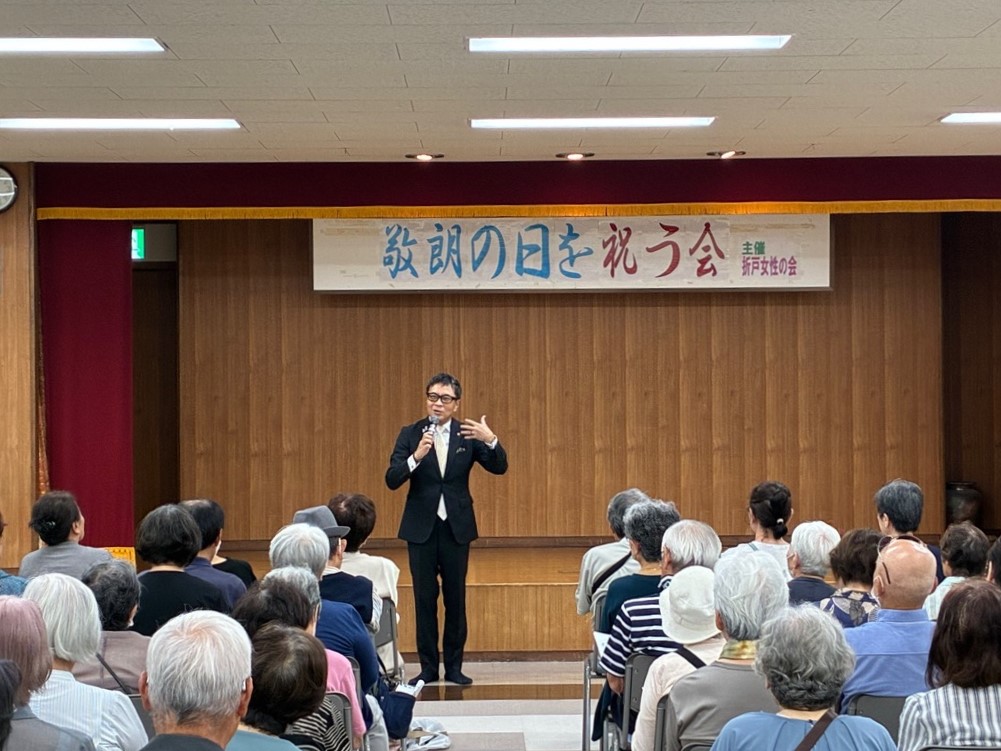 敬朗を祝う会で挨拶をする近藤市長