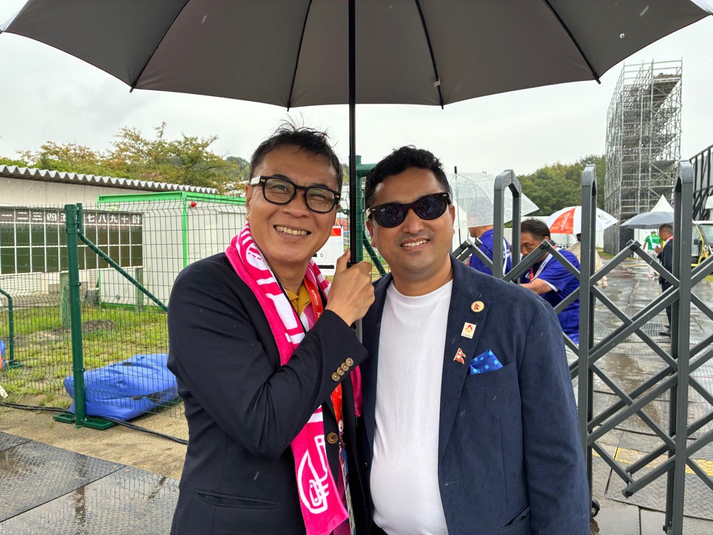 写真左から近藤市長、海外在住ネパール人協会 ケーシー・ディパック代表