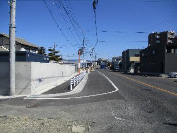 東側（市道側）で歩道の整備を行っています。（令和7年2月）