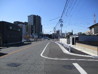 東側（市道側）で歩道の整備を行っています。（令和7年2月）