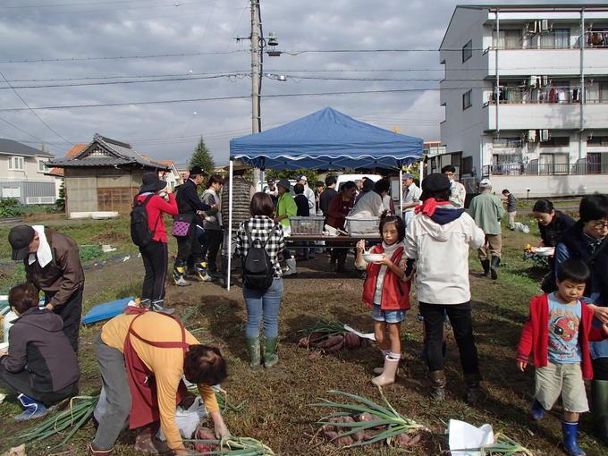 収穫祭に参加している方々の写真