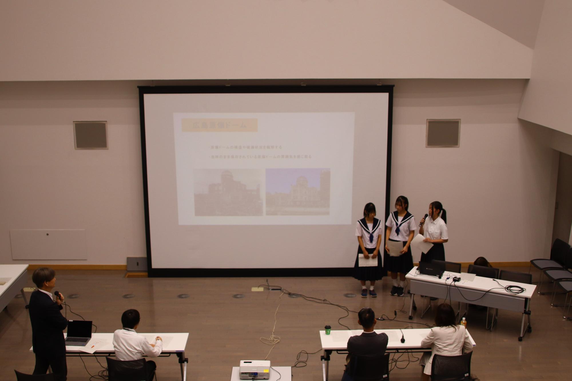 中学生3名が市に対して提案型研修を実施している様子