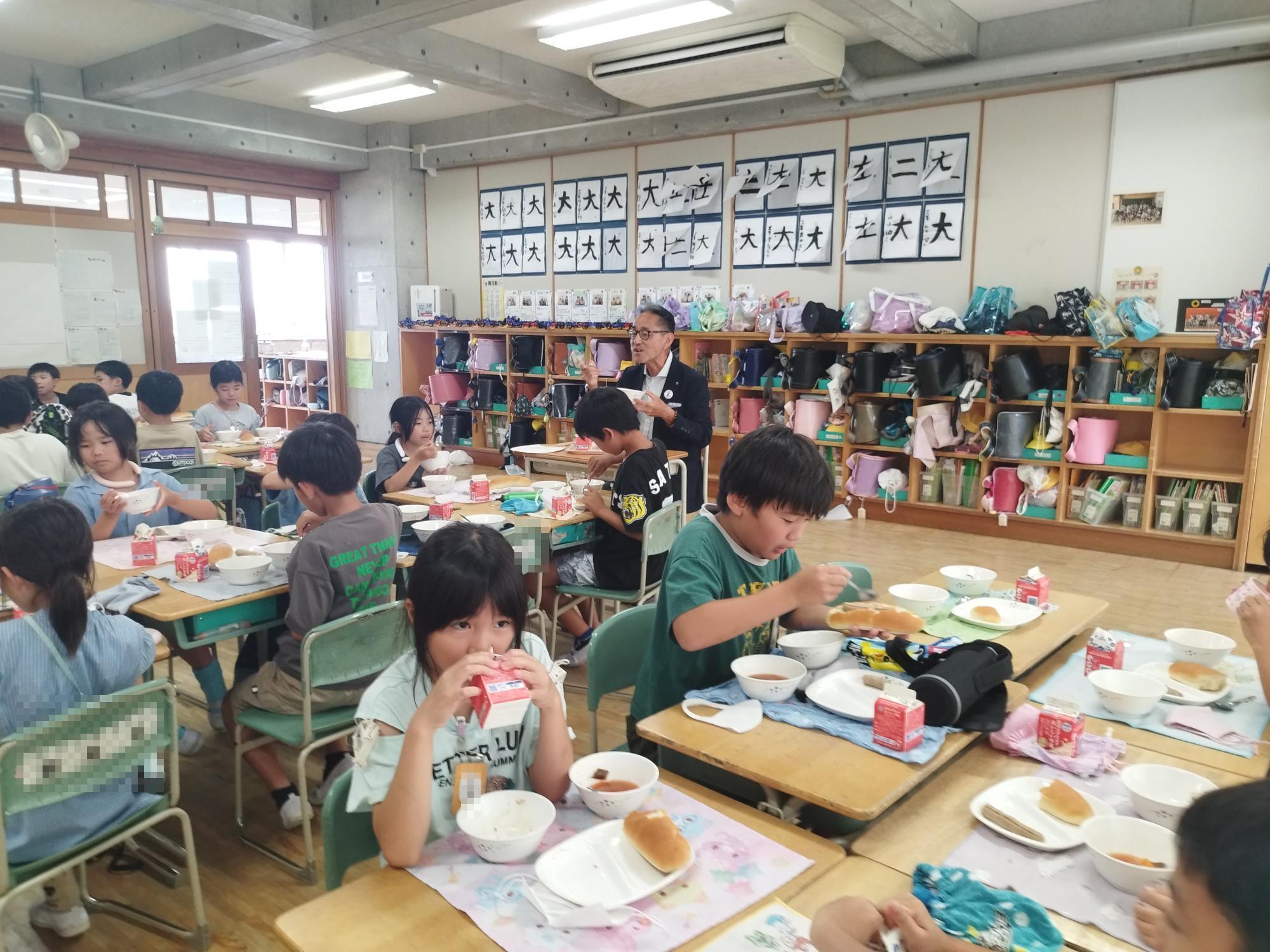 教育長と児童が給食を食べる様子