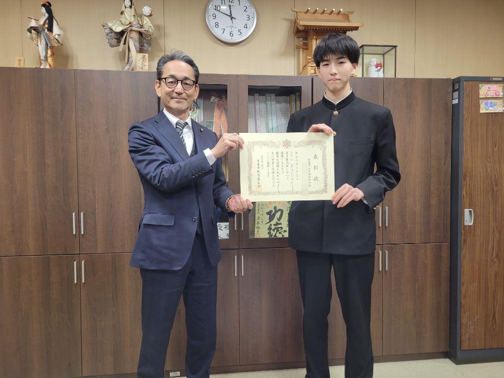 表彰状をもって教育長と記念写真