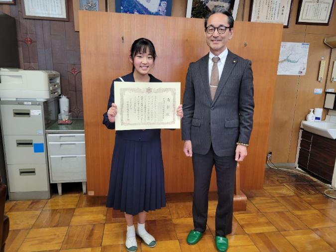 表彰状をもって教育長と記念写真