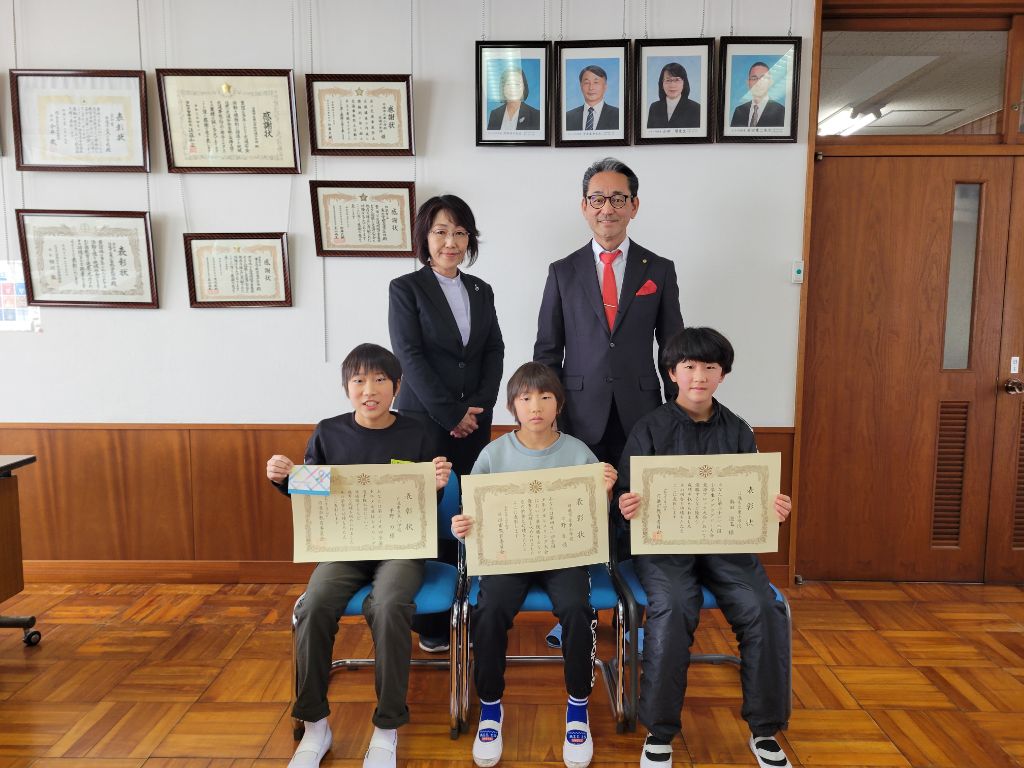 表彰状をもって教育長と記念写真