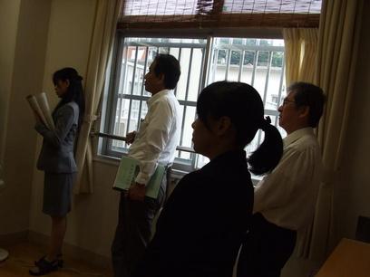 教育長、鈴木委員、藤井委員が日進中学校青葉分校へ学校訪問を行い何かを聞いている様子の写真