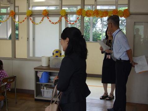 森本教育長職務代理者、藤井委員が東小学校へ学校訪問を行い授業を見学している写真