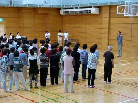平成28年度盆踊り講習会にて参加者に説明をしている様子の写真