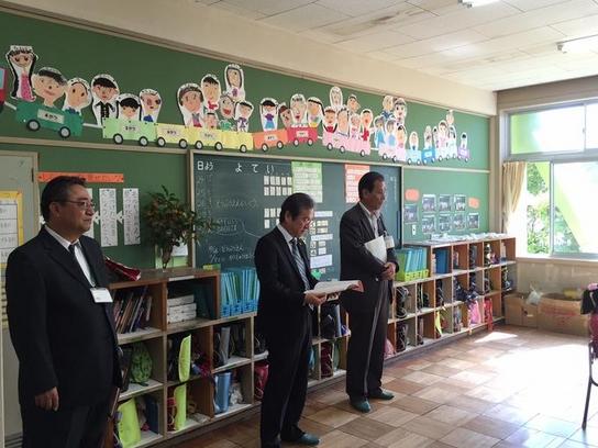 教育長と森本教育長職務代理者、鈴木委員が西小学校へ学校訪問を行い授業を見学している様子の写真