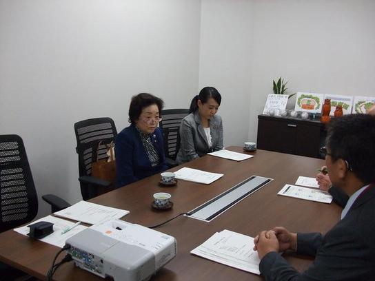 成田委員、藤井委員が日進北中学校を訪問し打合せをしている様子の写真