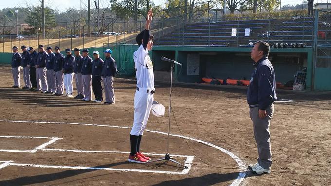 日進市軟式野球リーグ戦開会式にて男性前で選手宣誓をしている様子の写真