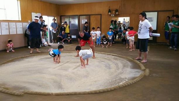 ちびっこ相撲2017日進場所にて相撲をとっている子供の写真