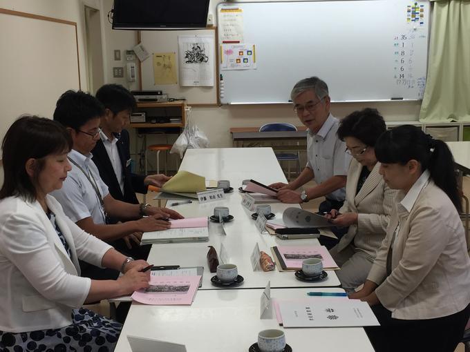 森本教育長職務代理者、成田委員、藤井委員が北小青葉分校へ学校訪問した際の打合せの様子の写真