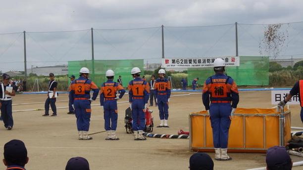 第62回愛知県消防操法大会にて消防服を着て整列している男性たちの写真