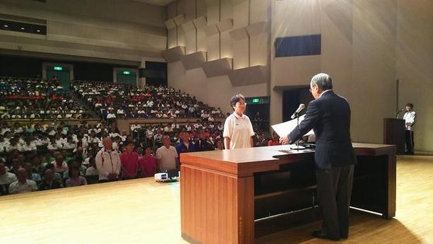 日進市民会館にて平成29年度愛知県スポーツ推進委員研修会が開催され壇上で表彰状を渡している様子の写真