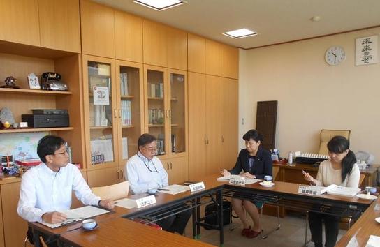 山田委員、藤井委員が赤池小学校を訪問し打合せをしている写真