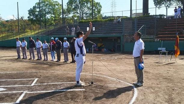 日進市総合運動公園にて平成29年度日進市軟式野球秋季大会の開会式が行われ教育長の前で選手宣誓をしている様子の写真