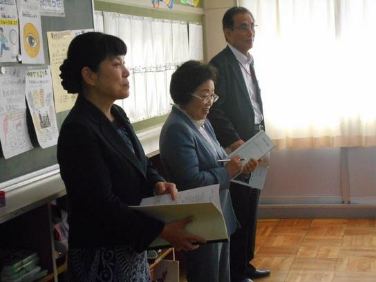 教育長と成田委員、山田委員が香久山小学校を訪問し授業を見学している写真