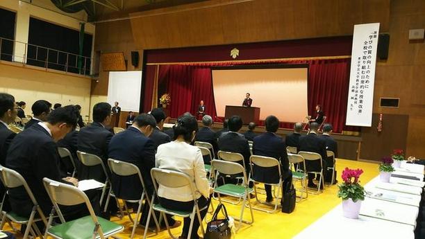 春日井市立高森台中学校にて学習指導研究発表会が開催されあいさつをしている様子の写真