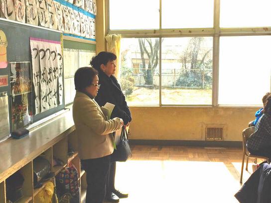 成田委員、山田委員が東小学校を訪問し授業を視察している様子の写真