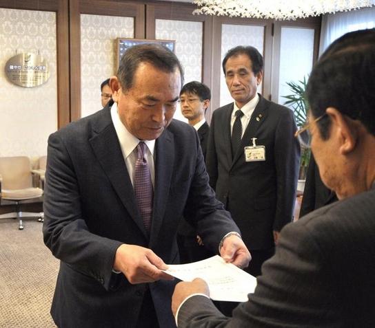 山田美代子委員の任期満了に伴い、小林秀一氏が新たに教育委員として任命され、市長から辞令を渡している写真