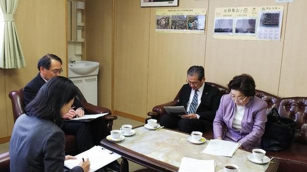 鈴木委員と成田委員が日進西中学校を訪問し打合せをしている写真