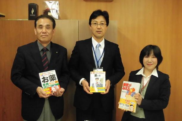 日進市薬剤師会の長谷川清会長より図書館へ、薬に関する本をはじめ市民の健康管理につながる図書を寄贈していただいた際の集合写真