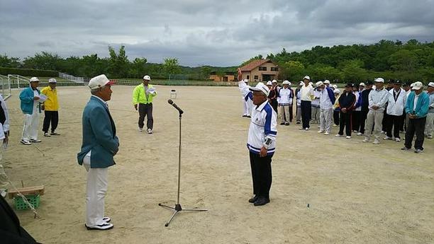 日進市総合運動公園にて第34回全日本ゲートボール選手権大会が開催され、宣誓をしている男性の前で立っている男性の写真