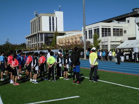 愛知学院大学にて第2回陸上競技記録会が開催され、演説を聞く生徒たちの写真