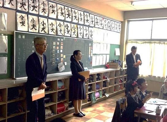 教育長と森本委員、藤井委員が東小学校を訪問し、教育現場及び学校施設を視察して授業の様子を見ている写真