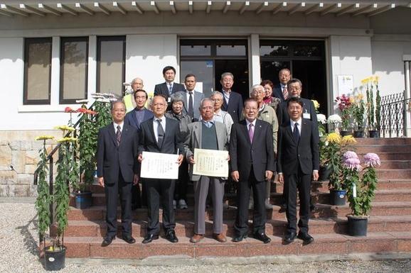 岩崎城歴史記念館にて第32回日進市菊花大会の表彰式が行われた際の集合写真