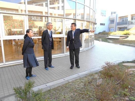 森本委員と藤井委員が日進北中学校を訪問し職員に説明を受けている様子の写真