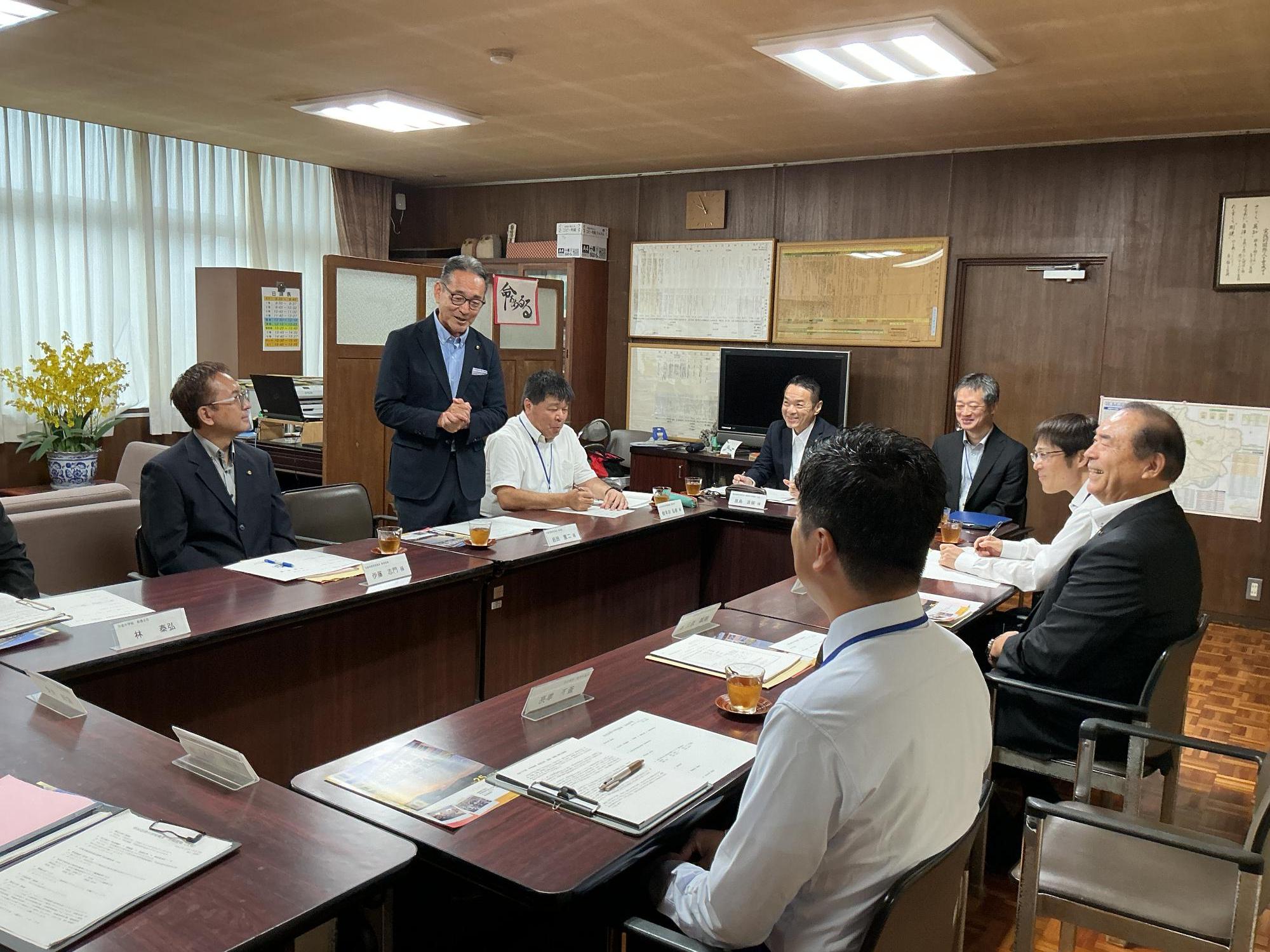 学校訪問の会議の様子