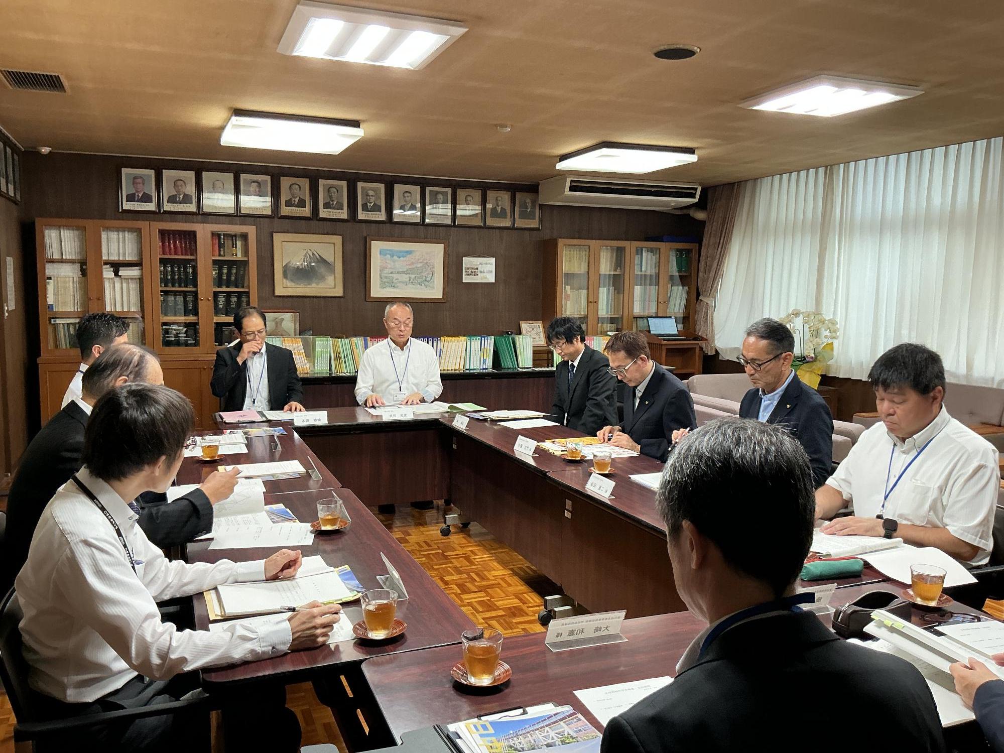 学校訪問の会議の様子