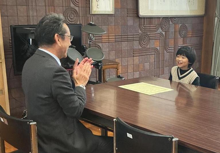 教育長と児童が対話する様子
