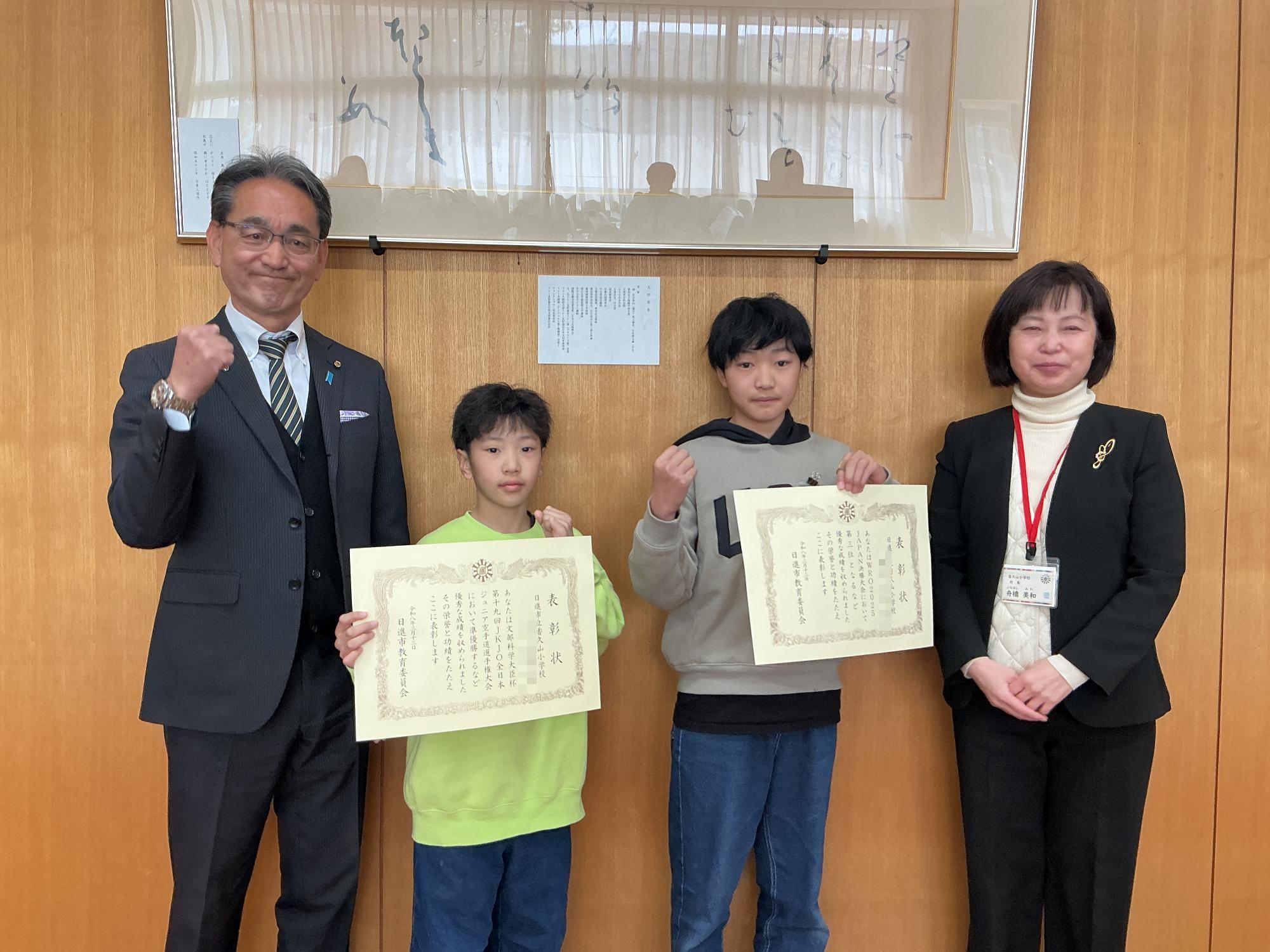 教育長と児童で記念写真