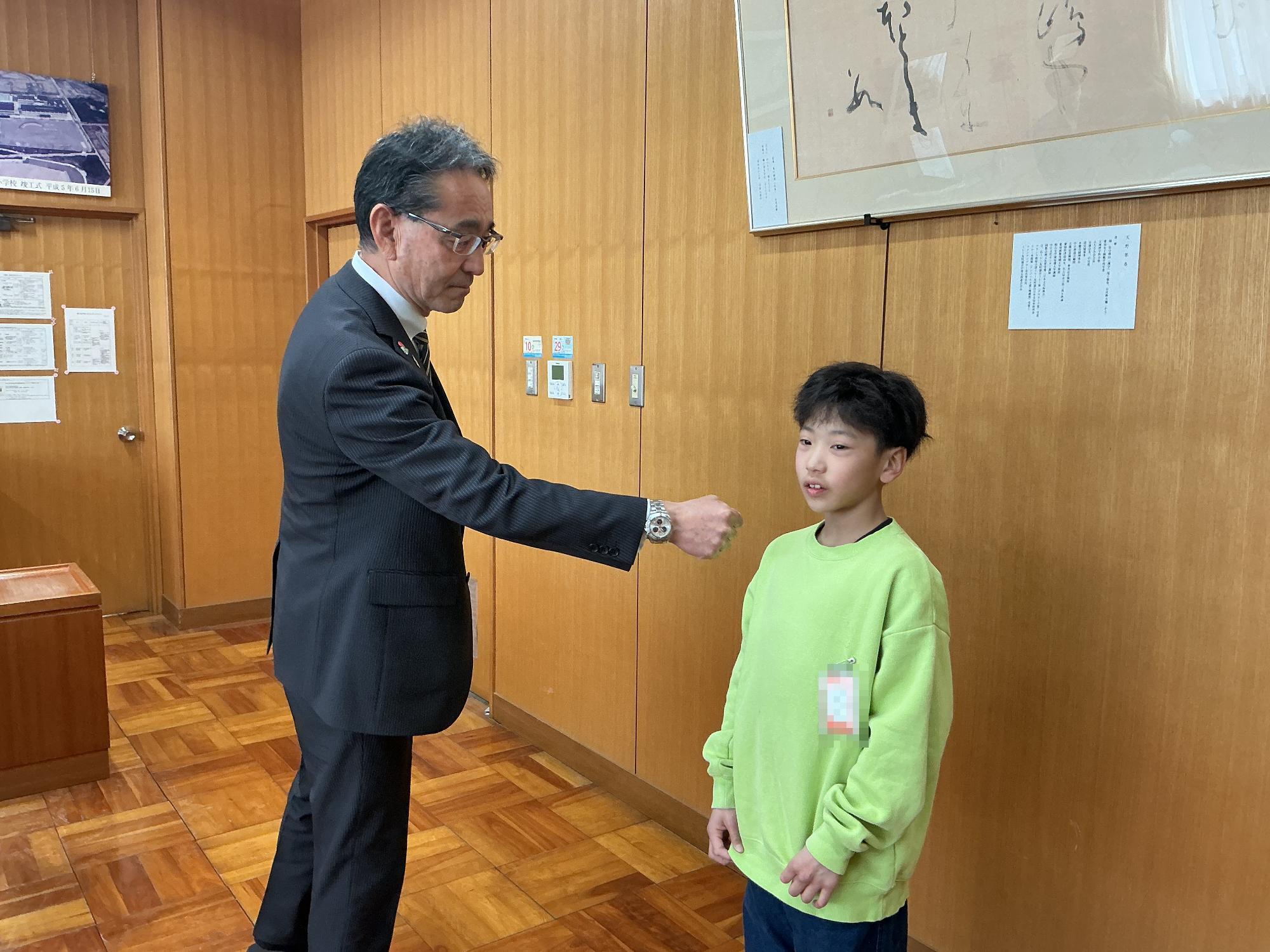 教育長と児童が対話する様子