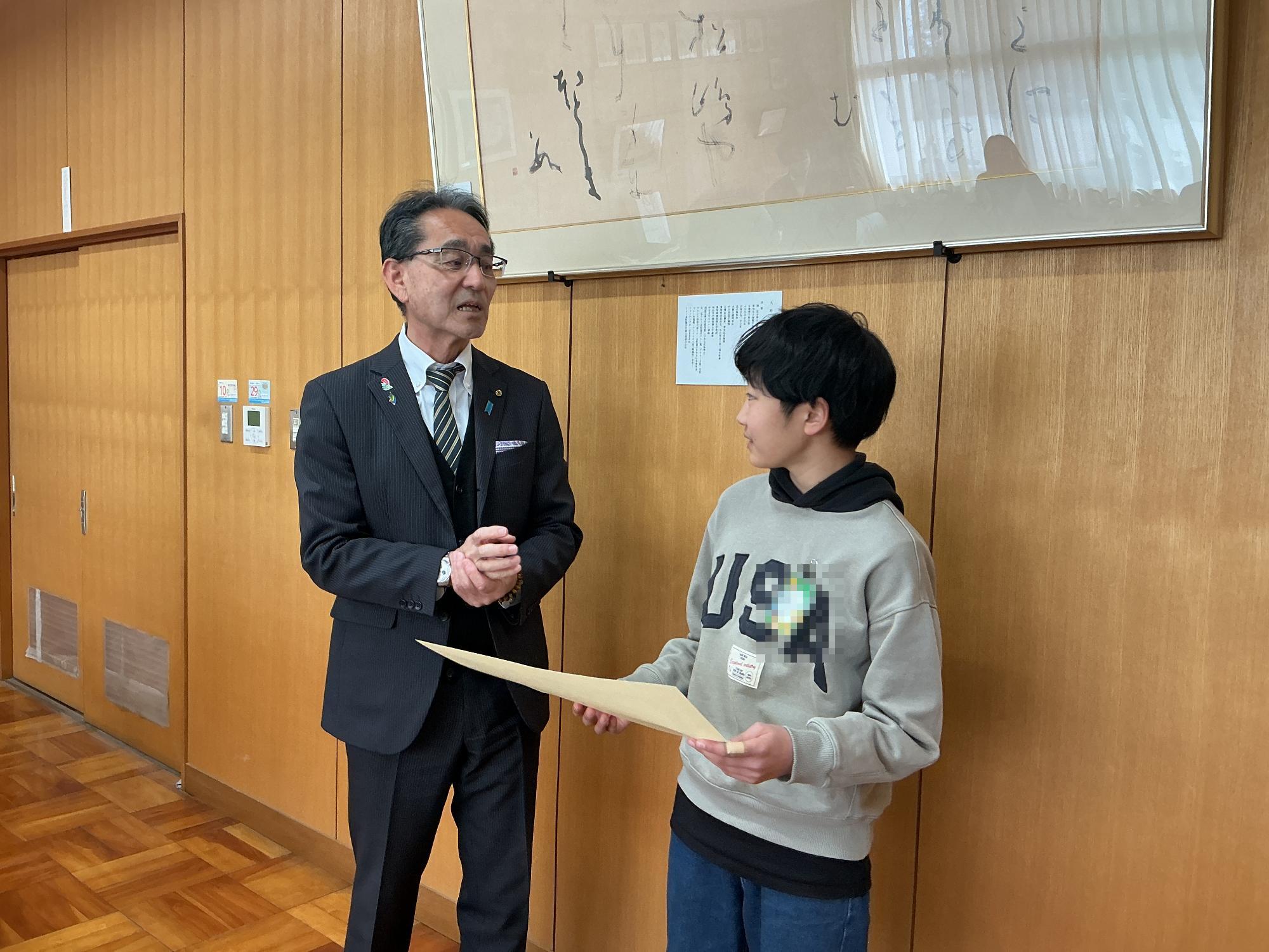 教育長と児童が対話する様子