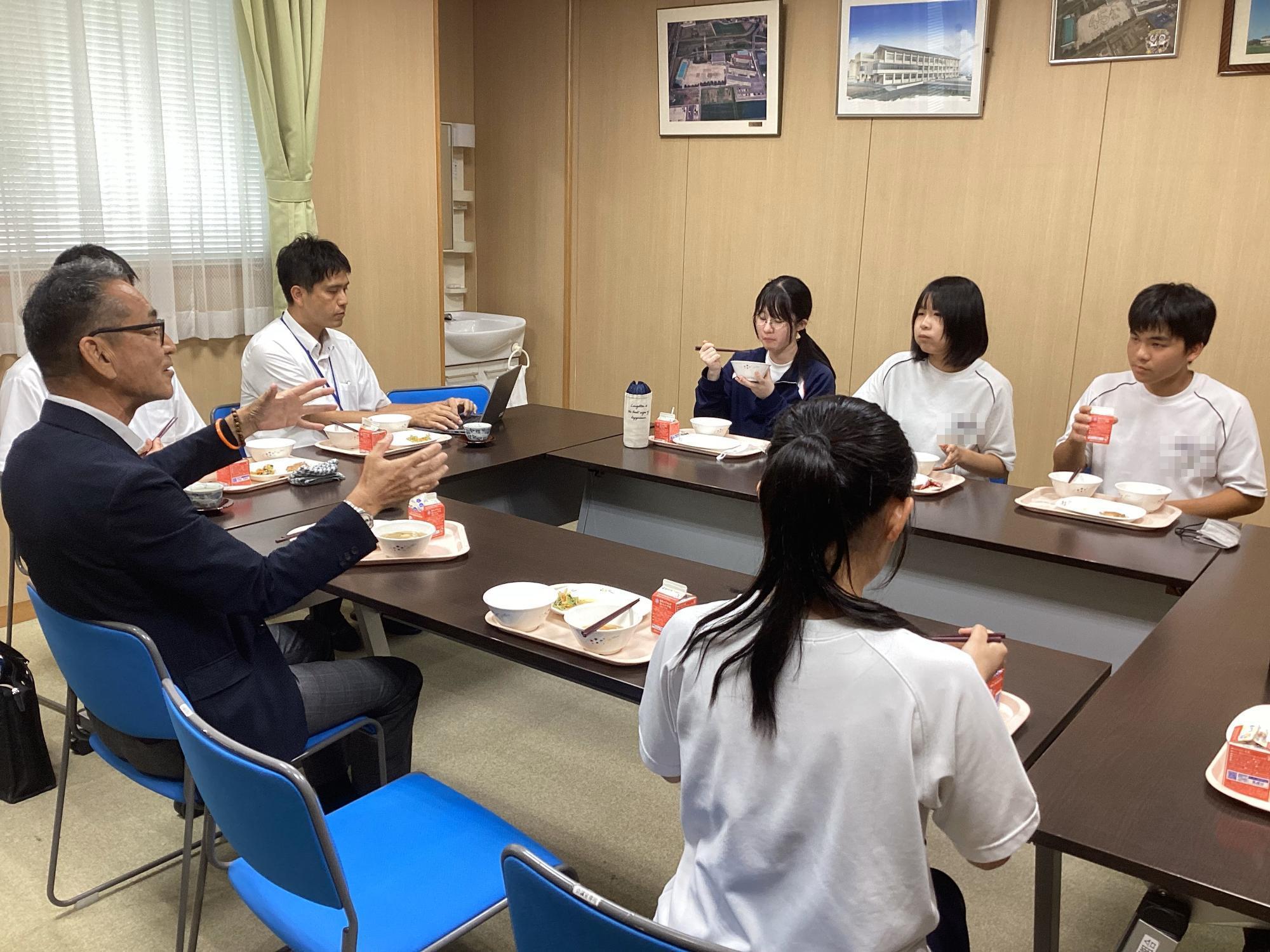 教育長と生徒で談話