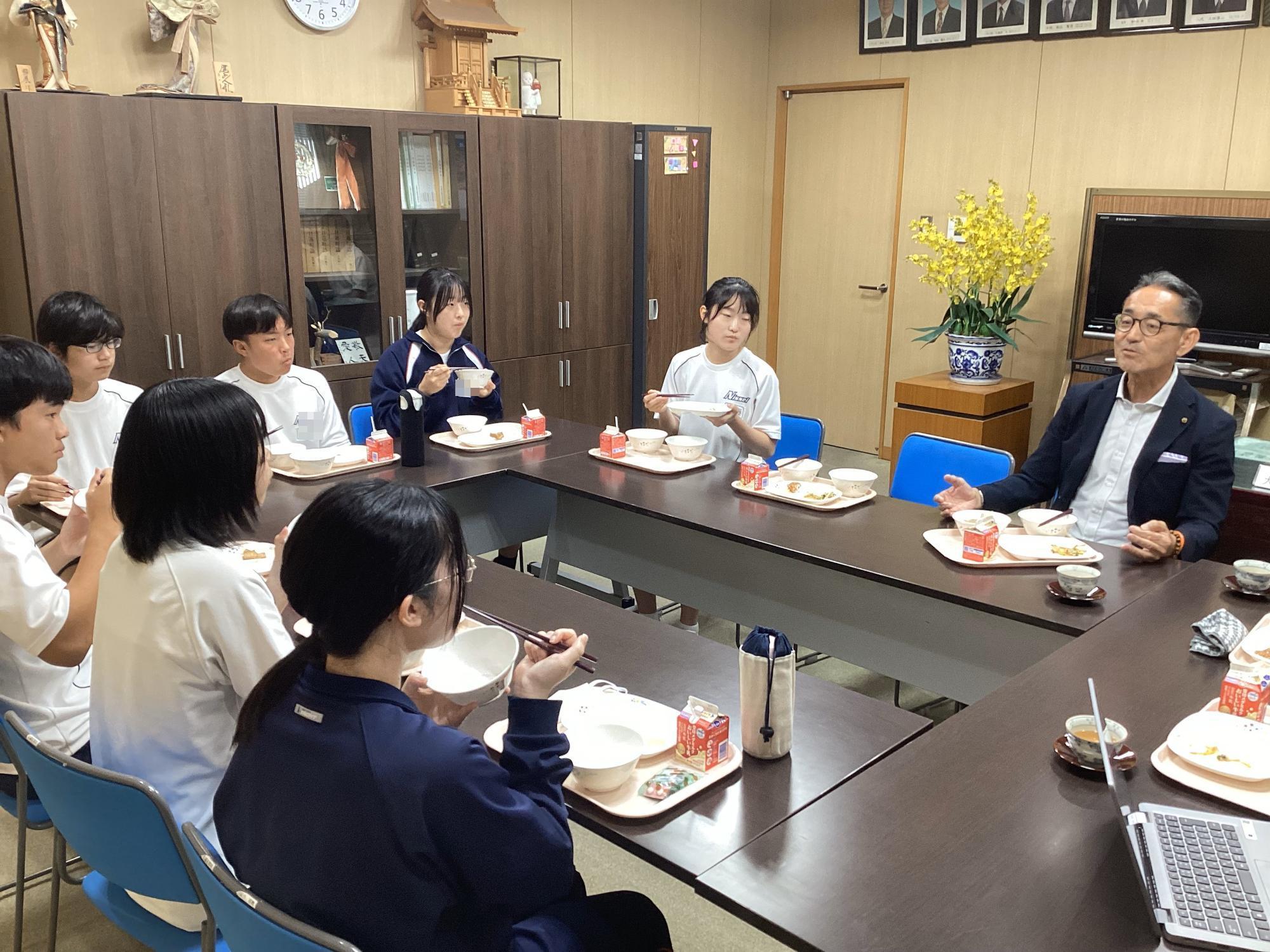 教育長と生徒で談話
