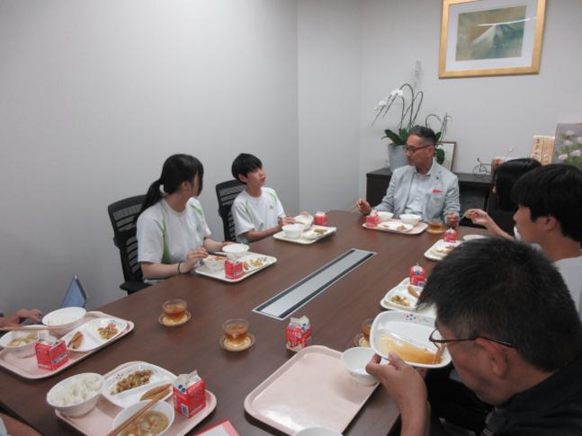 教育長と生徒で談話