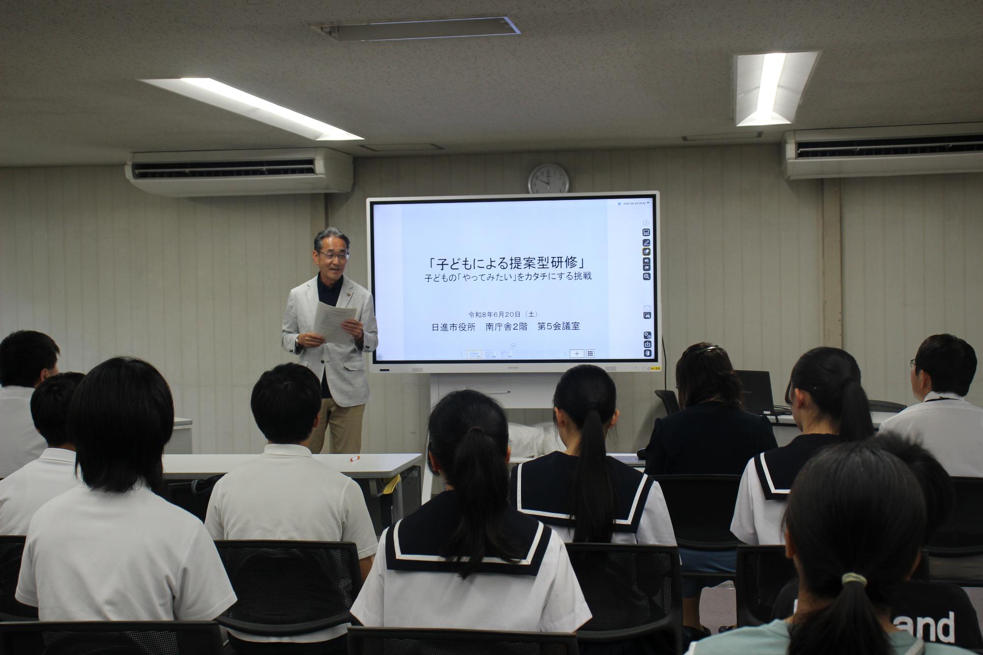 挨拶をする教育長