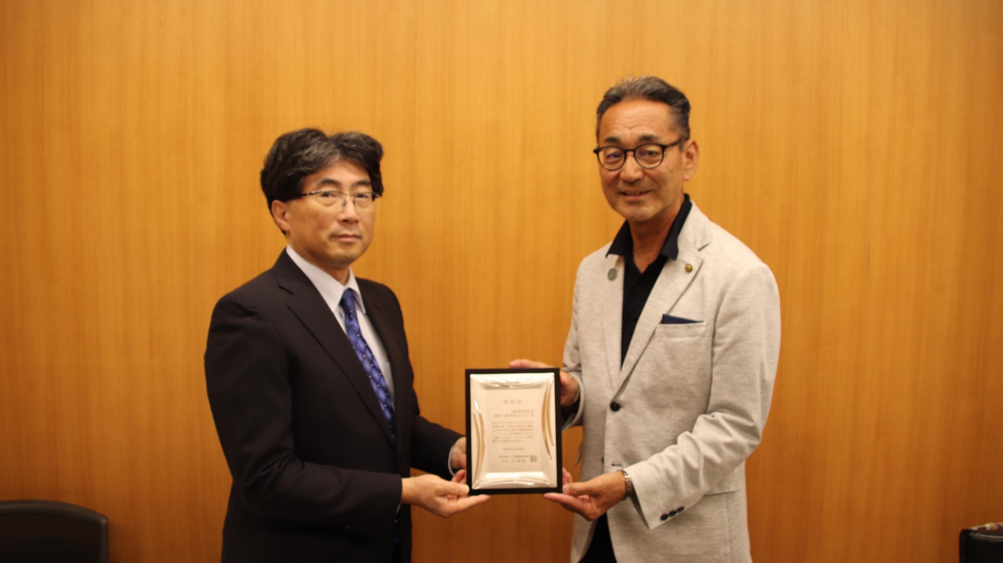 教育長と記念写真