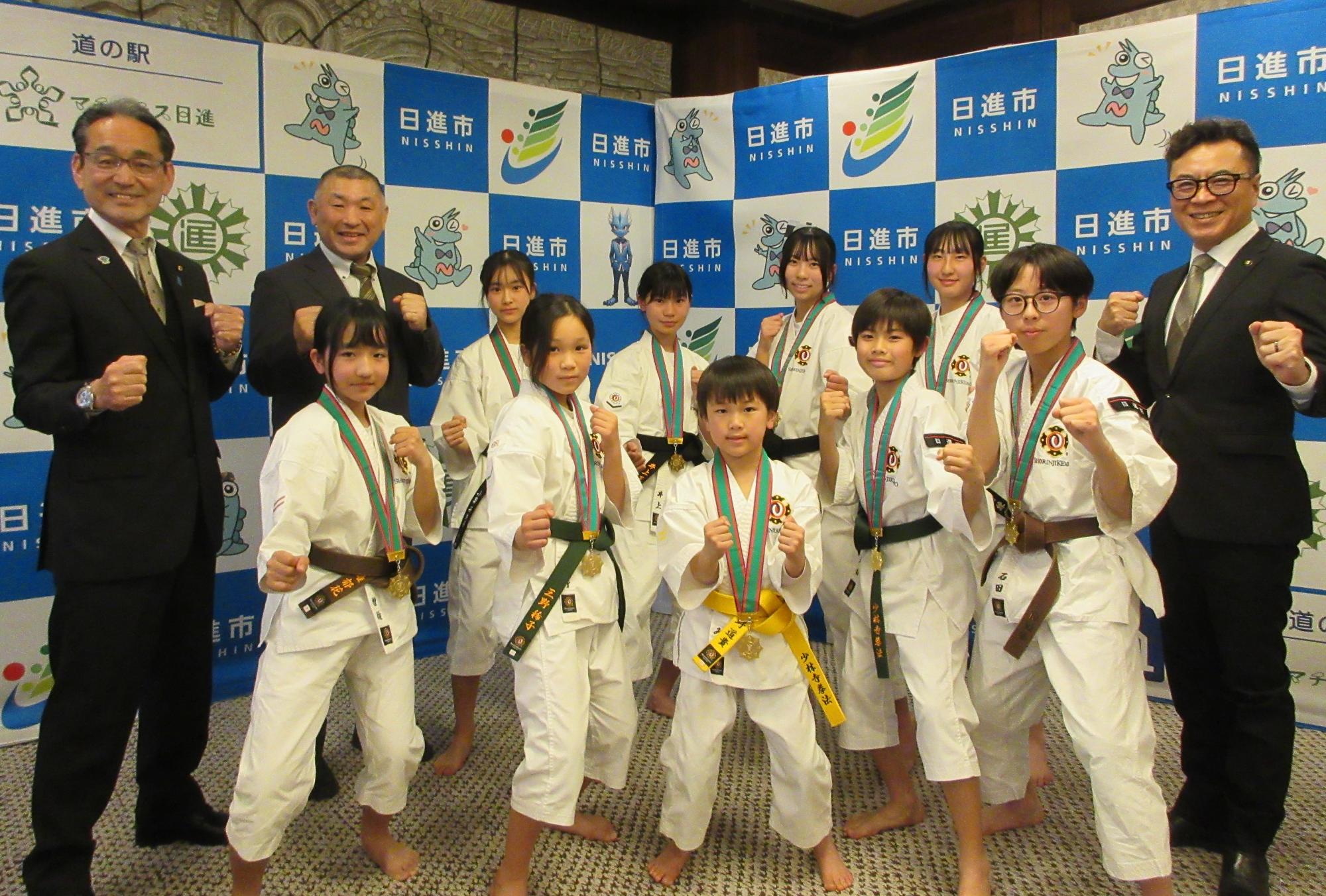 教育長と近藤市長と一緒に子どもたちと集合写真