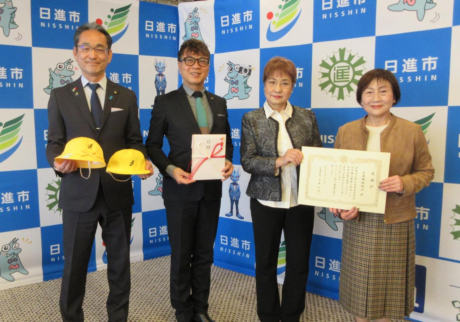 教育長と近藤市長と寄付者で集合写真